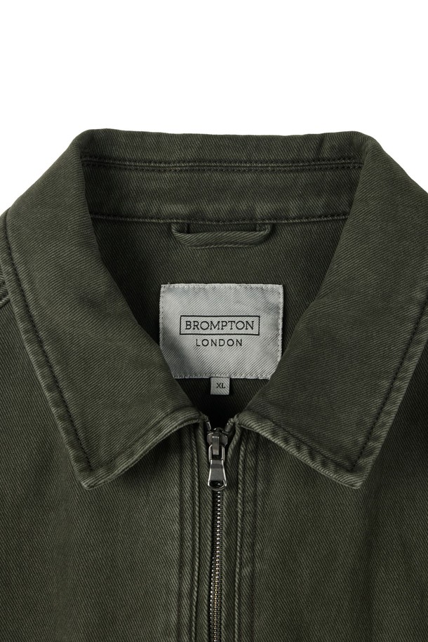 카키 색상의 DENIM ZIP-UP 재킷 (데님 집업 재킷)입니다. 남성용으로, 미니멀, 스트릿 스타일을 모두 소화할 수 있습니다. 봄, 여름, 가을, 겨울 사계절 내내 착용 가능하며, 데이트룩, 모임룩에 적합합니다. 세미 오버핏으로 편안하게 착용할 수 있으며, 2-WAY 지퍼와 가슴 지퍼 포켓 디테일이 특징입니다. 색 빠짐 방지 데님 원단과 등판 1975 자수, 매칭 데님 팬츠와 세트로 코디할 수 있습니다.
