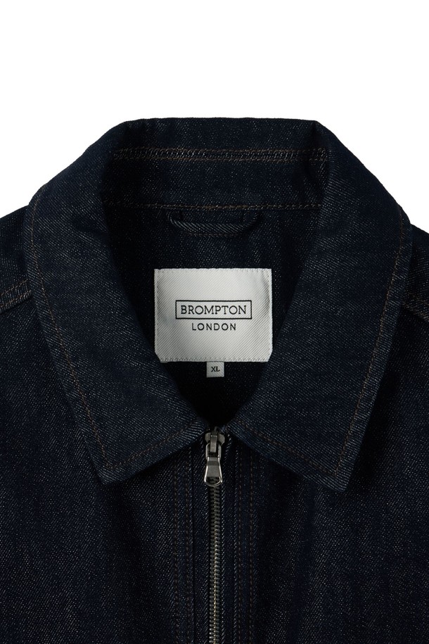 **데님 집업 재킷 - 인디고 (P253MJK461)**

남성용 데님 재킷입니다. 인디고와 카키 두 가지 색상으로 출시되었으며, 봄, 가을, 겨울 계절에 착용하기 좋습니다. 미니멀하고 캐주얼한 스타일을 연출할 수 있으며, 두꺼운 면 소재로 제작되어 뻣뻣한 촉감을 줍니다. 세미오버핏으로 편안하게 착용 가능하며, 긴 소매와 집업 여밈 방식을 갖추었습니다. 2-WAY 지퍼, 가슴 지퍼 포켓, 등판 1975 자수 장식이 특징이며, 매칭 데님 팬츠와 세트 연출도 가능합니다. 데이트룩 또는 겨울 데일리룩으로 활용하기 좋습니다.
