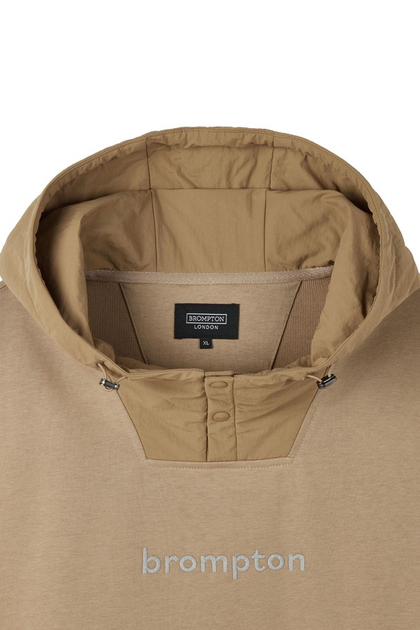 REFLECTIVE JERSEY HOOD - BEIGE (P253UHD162)는 스포티, 캐주얼, 고프코어 스타일을 아우르는 공용 후드 티셔츠입니다. 봄, 가을에 어울리는 중간 두께감의 오버핏으로, 일상 및 아웃도어 활동에 적합합니다. 베이지 및 네이비 컬러로 출시되었으며, 면, 폴리에스테르, 나일론, 폴리우레탄 혼방 소재로 제작되어 부드러운 촉감을 선사합니다. 자전거 핸들바 모양의 앞 포켓 디자인과 대비색상 후드 액센트, 리플렉티브 자수 디테일이 특징이며, 재귀반사 기능을 갖춰 야간에도 안전하게 착용할 수 있습니다. 산책, 캠핑, 가을 나들이룩에 활용하기 좋습니다.
