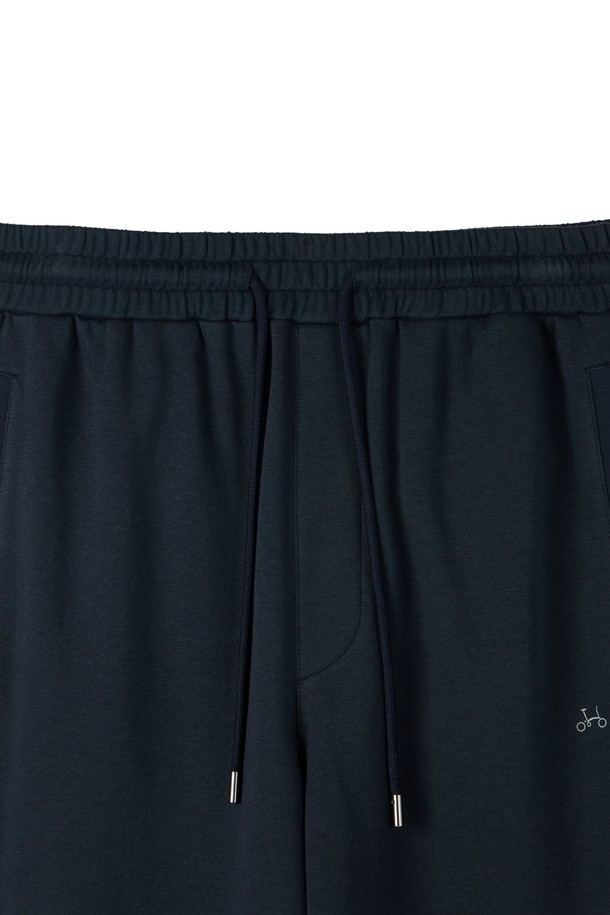 리플렉티브 저지 트라우저 - D/네이비 (P253UPT162)는 봄, 가을 시즌에 적합한 조거핏 긴 바지입니다. 면, 폴리에스터, 나일론 혼방 소재로 제작되어 탄탄한 촉감을 선사하며, 신축성이 있어 편안하게 착용 가능합니다. D/네이비 컬러의 무지 패턴에 루즈핏 디자인으로 스포티, 캐주얼, 미니멀 스타일을 연출합니다. 우븐 배색 포켓, 우븐 패치 디테일, 밑단 스트링, 자전거 자수 포켓, 신축성 허리밴딩 등의 디테일이 돋보이는 제품입니다. 일상, 사이클, 동네 마실룩, 여행룩, 피트니스룩 등 다양한 TPO에 활용할 수 있습니다.
