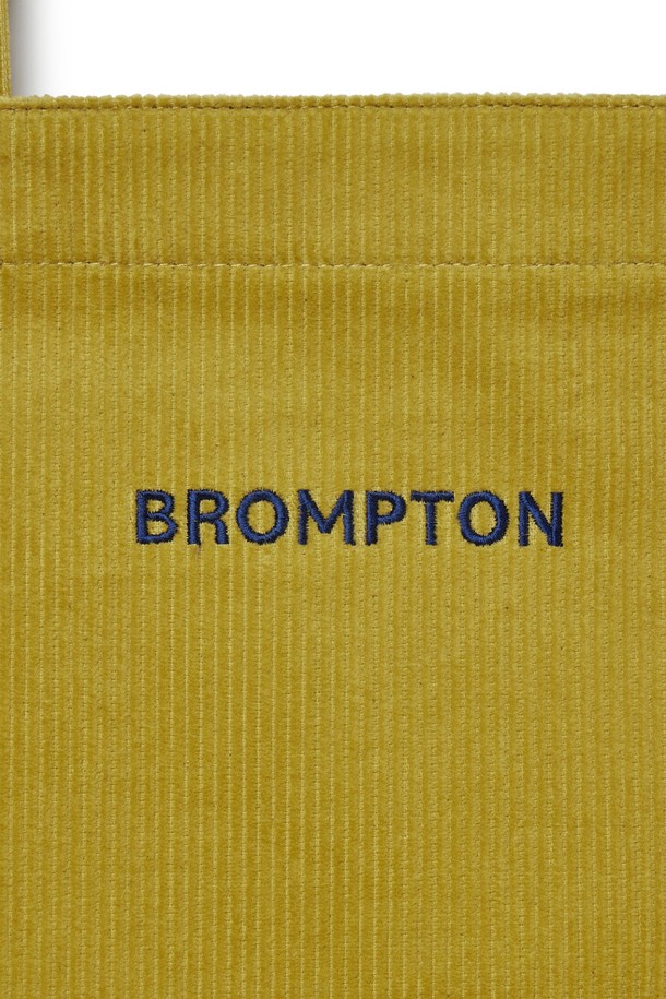 **코듀로이 에코 백 - 머스타드 (P255ATO413)**

부드러운 촉감의 코듀로이, 면, 폴리에스테르 혼방 소재로 제작된 '코듀로이 에코 백'입니다. 머스타드와 네이비 두 가지 색상으로 출시되었으며, 사각 형태의 미디엄 사이즈 에코백입니다. 심플한 디자인에 자수 로고와 메탈 D링으로 포인트를 주었으며, 넉넉한 수납을 위한 내부 지퍼 포켓이 있습니다. 가을, 겨울 시즌, 여행룩, 가을 나들이룩, 겨울 데일리룩 등 다양한 TPO에 맞춰 베이직, 캐주얼, 미니멀 스타일로 연출하기 좋습니다.
