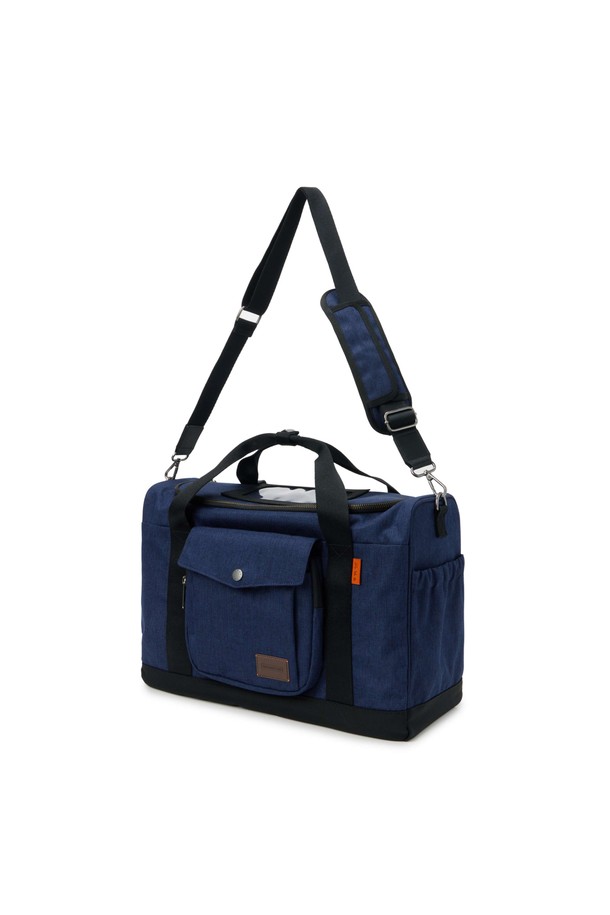 **바이크 보스턴 백 - 인디고 (P255ABB450)**

미디엄 사이즈의 바이크 보스턴 백으로, 사이클 및 일상생활에서 활용하기 좋습니다. 인디고, 베이지 두 가지 색상으로 출시되었으며, 폴리에스터, 나일론, 면 혼방 소재로 제작되었습니다. 사각 형태에 오렌지 라벨 디자인이 돋보이며, 생활 방수 기능을 갖춰 실용성을 더했습니다. 브롬톤 브라켓 L 사이즈 호환, 전면 지퍼 포켓, 측면 물병 포켓, 상단 PVC 폰 포켓, 캐리어 포켓, 다양한 수납공간을 제공하여 편의성을 높였습니다. 여행룩, 캐주얼, 미니멀, 시티보이 스타일을 즐기는 남성분들에게 추천합니다.
