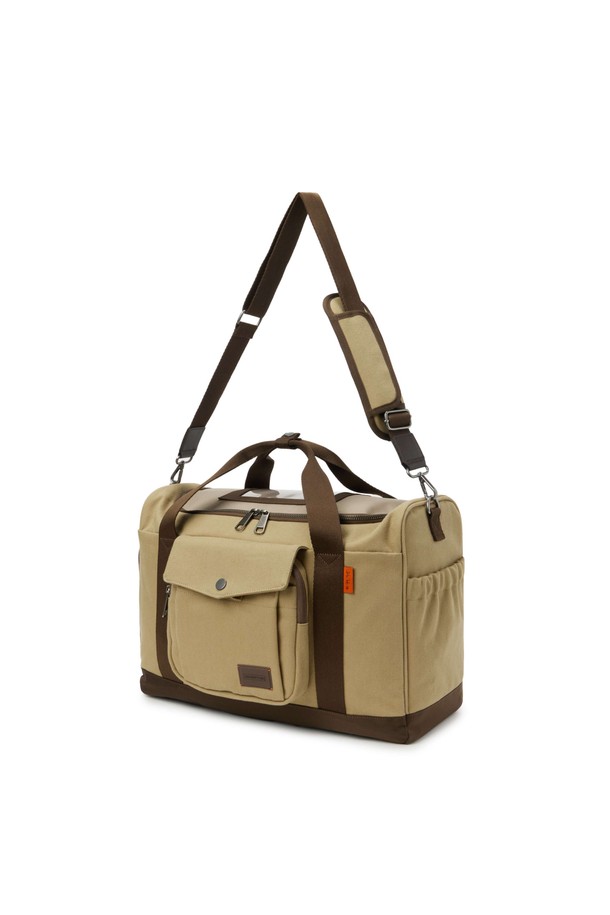 BIKE BOSTON BAG - 베이지 (P255ABB450)는 미디엄 사이즈의 원통형 보스턴백으로, 남성용 캐주얼, 미니멀, 스포티 스타일입니다. 폴리에스터와 나일론 소재로 제작되었으며, 방수 기능을 갖춰 일상생활과 자전거 이용 시 모두 유용합니다. 베이지와 인디고 두 가지 컬러로 출시되었으며, 브럼톤 브라켓 L 사이즈 호환, 앞판 지퍼 포켓, 사이드 물병 포켓, 상단 PVC 휴대폰 포켓 등의 특징을 갖추고 있습니다. 지퍼형 잠금 방식으로 내용물을 안전하게 보관할 수 있으며, 여행룩 연출에도 적합합니다.
