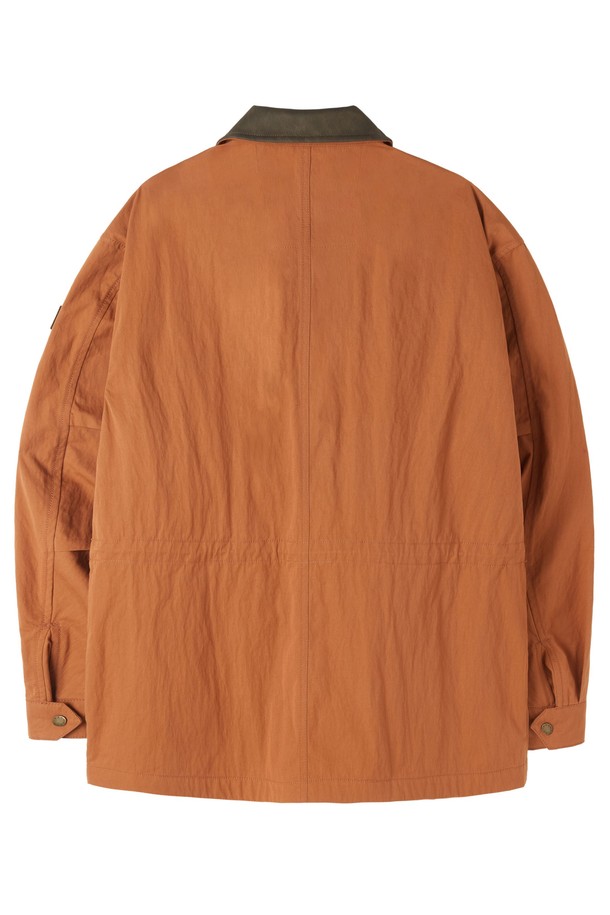 GREENFORD (그린포드) 미디 재킷 - 오렌지 (P253UJK420)는 봄, 가을에 착용하기 좋은 아우터입니다. 도시적인 무드의 세미 오버핏으로, 4포켓 디자인과 허리 스트링 디테일이 특징입니다. 지퍼 여밈 방식으로 간편하게 착용 가능하며, 안감이 없는 홑겹 구조로 가볍게 걸치기 좋습니다. 다양한 이너 제품과 연결 가능한 지퍼가 있어 활용도가 높으며, 면, 나일론, 인조가죽, 폴리에스터 혼방 소재로 제작되었습니다. 동네 마실룩, 산책룩, 여행룩 등 캐주얼, 미니멀, 시티보이 스타일을 연출하기에 적합합니다.
