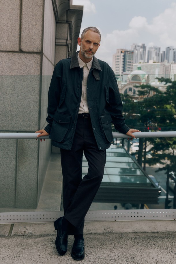 GREENFORD MIDI JACKET - D/GREEN(그린포드 미디 재킷 - D/그린, P253UJK420)은 밀리터리 무드의 캐주얼 스타일 필드 재킷입니다. 봄, 가을, 겨울에 착용하기 좋으며, 오버핏으로 편안한 착용감을 제공합니다. 무지 디자인에 중간 두께감으로 다양한 스타일 연출이 가능합니다. 4개의 실용적인 앞 포켓과 허리 스트링 디테일이 돋보이며, 이너 제품 P254UPD430과 호환되어 더욱 실용적입니다. 동네 마실룩, 여행룩, 가을 나들이룩 등 다양한 TPO에 캐주얼, 클래식, 미니멀 스타일로 활용하기 좋습니다.
