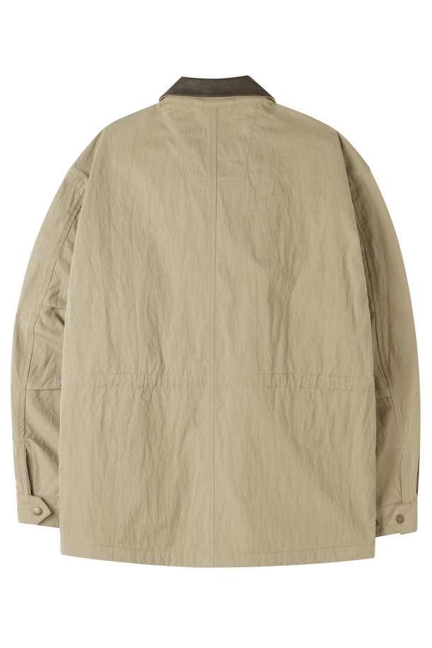 GREENFORD(그린포드) 미디 재킷 - 베이지 (P253UJK420)는 모던하고 클래식한 무드의 헌터 재킷입니다. 봄, 가을에 어울리는 세미 오버핏으로 제작되었으며, 데이트룩과 가을 나들이룩에 적합합니다. 베이지, DIGREEN, 오렌지 3가지 컬러로 출시되었으며, 무지 패턴의 중간 두께 면, 나일론, 합성가죽, 폴리에스테르 혼방 소재를 사용했습니다. 4포켓 디자인과 허리 스트링 디테일, 실용적인 수납이 가능한 단일 레이어 구조의 가벼운 재킷입니다.
