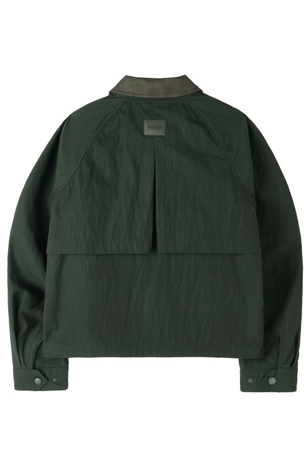 W 그린포드 재킷 (P253WJK420)은 세미 오버핏으로 디자인된 여성용 자켓입니다. 그린, 베이지, 오렌지 세 가지 색상으로 출시되었으며, 봄, 여름, 가을에 착용하기 좋습니다. 면, 나일론, 인조가죽, 폴리에스터 혼방 소재로 제작되어 탄탄한 촉감을 선사하며, 약간 얇은 두께감으로 간절기에 활용하기 좋습니다. 클래식한 무드의 데이트룩, 카페룩, 출근룩에 매치하기 좋으며, 카라 배색과 앞뒤 날개 디테일, 라글란 소매, 어깨선 디자인이 특징입니다.
