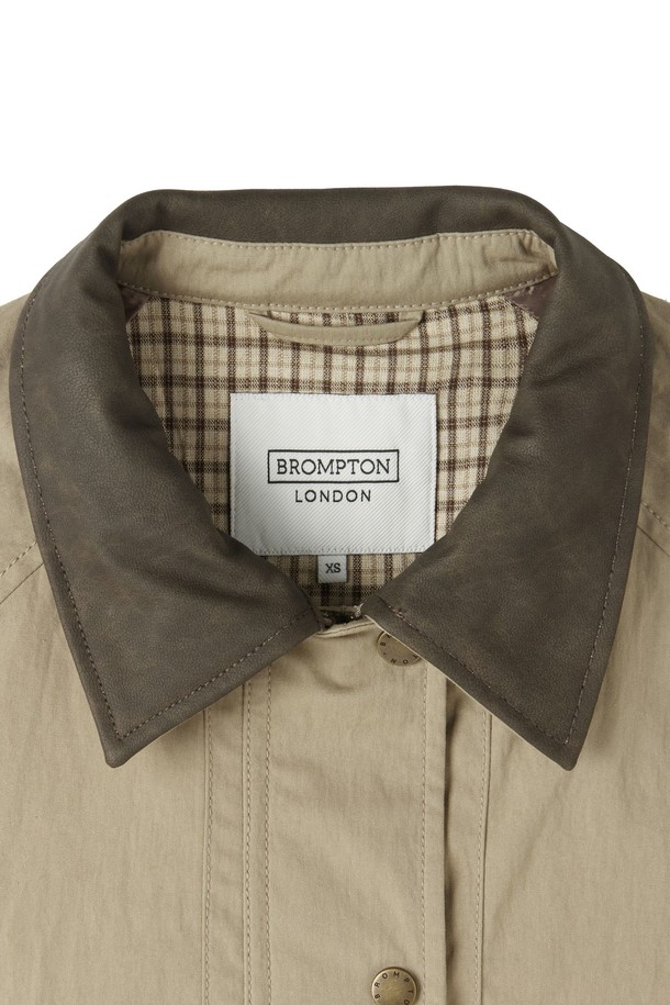 W 그린포드 재킷 - 베이지 (P253WJK420)는 여성 고객을 위한 아우터입니다. 클래식과 모던 스타일을 결합한 디자인으로, 봄, 여름, 가을, 겨울 사계절 모두 착용 가능합니다. 하이덴시티 코튼 원단을 사용하여 제작되었으며, 칼라 콘트라스트 디테일, 앞뒤 윙 디테일, 래글런 소매, 트렌치코트에서 영감을 받은 디자인이 특징입니다.  베이지, 그린, 오렌지 세 가지 색상으로 출시되었으며, 오버핏으로 제작되어 편안한 착용감을 제공합니다. 데이트룩, 출근룩, 모임룩 등 다양한 TPO에 활용할 수 있는 활용도 높은 필드 재킷입니다.
