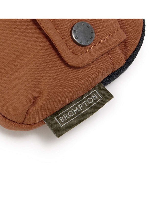 BROMPTON MINI CARD WALLET - ORANGE (P255AMB410)는 미니멀, 클래식, 캐주얼 스타일에 어울리는 카드지갑입니다. 오렌지, DINAVY, MUSTARD 세 가지 색상으로 출시되었으며, 나일론과 폴리에스터 소재에 체크 패턴으로 포인트를 주었습니다. 얇은 패딩감과 포근한 터치감, 지퍼형 잠금 방식으로 동네 마실룩이나 카페룩에 편안하게 매치할 수 있으며, 카드, 동전, 열쇠 수납과 가방 참장식으로도 활용 가능합니다.
