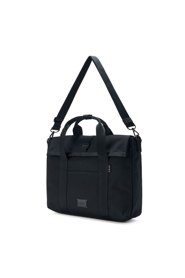 ## FLAP 토트백 - 블랙 (P255ATO411)

미니멀, 클래식, 시크 스타일을 추구하는 남성을 위한 FLAP 토트백입니다. 나일론과 폴리에스터 소재의 매트한 터치감이 특징이며, 무지 디자인에 와펜과 스티치 디테일로 포인트를 더했습니다. 미디엄 사이즈로, 넉넉한 수납공간과 랩탑 수납이 가능한 내부 포켓을 갖춰 일상 및 출퇴근 용도로 활용하기 좋습니다. 전면 오픈 포켓과 고리형 잠금 방식으로 실용성을 높였으며, 사계절 모두 사용 가능한 약간 두꺼운 두께감의 토트백입니다.
