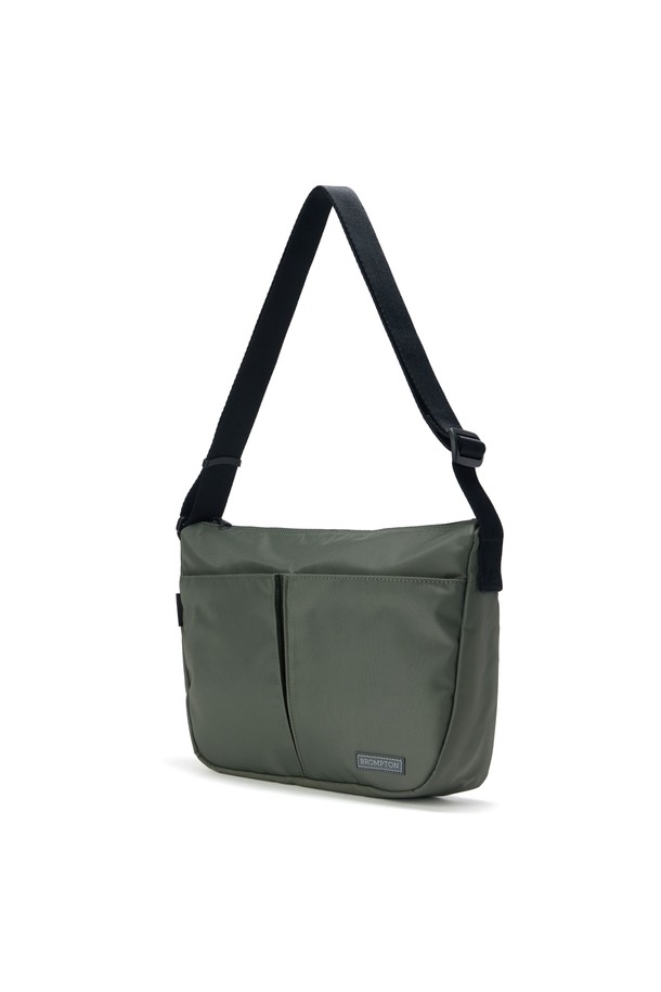 베이직 크로스백 - 카키(P255ACR111)는 남성을 위한 데일리 백입니다. 부드러운 촉감과 은은한 광택이 돋보이는 나일론, 폴리에스터 혼방 소재로 제작되었으며, 미디엄 사이즈로 수납력을 높였습니다. 전면 지퍼 투 포켓과 내부 오픈 포켓으로 소지품을 편리하게 분리 수납할 수 있으며, 사각 쉐입에 리플렉티브 와펜으로 포인트를 더했습니다. 베이직하고 심플한 디자인으로 다양한 스타일의 데일리룩에 매치하기 좋으며, 사계절 내내 활용 가능합니다.
