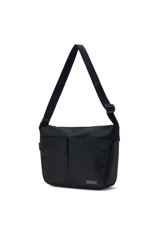 베이직 크로스 백 - 블랙 (BASIC CROSS BAG - BLACK)은 미디엄 사이즈의 사각 쉐입 크로스백입니다. 나일론과 폴리에스터 혼방 소재로 제작되었으며, 무지 패턴에 리플렉티브 와펜 장식이 포인트입니다. 전면 지퍼 투 포켓과 내부 오픈 포켓으로 실용적인 수납이 가능하며, 지퍼형 잠금 방식으로 내용물을 안전하게 보관할 수 있습니다. 광택감이 있으며, 데일리 사용에 적합한 심플하고 베이직한 디자인으로 동네 마실룩, 미니멀, 캐주얼 스타일을 연출하기 좋습니다.
