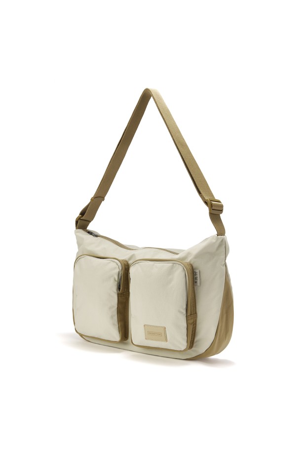 TWO POCKET HOBO BAG - BEIGE (P255ACR410)는 캐주얼, 미니멀, 클래식 스타일을 추구하는 남녀 모두를 위한 호보백입니다. 베이지, 블랙, 시그레이 세 가지 색상으로 출시되었으며, 나일론과 폴리에스테르 소재를 사용하여 부드러운 터치감을 선사합니다. 미디엄 사이즈의 가방으로, 무지 패턴에 와펜과 스티치 디자인으로 포인트를 주었습니다. 전면 투 포켓, 내부 분할 스티치 포켓, 넓은 메인 포켓과 같은 실용적인 수납 구조를 갖춰 일상 및 여행 시 넉넉하고 깔끔한 수납이 가능합니다. 여행룩, 휴가룩에 잘 어울리는 아이템입니다.
