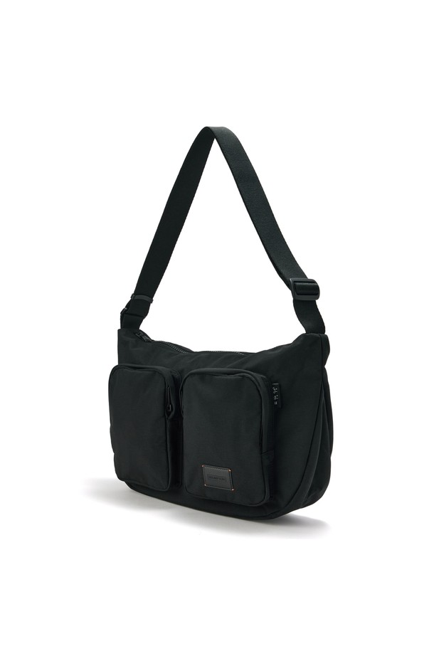 투 포켓 호보 백 (P255ACR410)은 캐주얼, 미니멀, 시티보이 스타일을 추구하는 남녀 공용 가방입니다. 나일론과 폴리에스터 소재로 제작되어 부드러운 촉감을 제공하며, 미디엄 사이즈로 일상 및 여행에 적합합니다. 전면 투 포켓과 내부 분할 포켓, 넓은 메인 포켓으로 실용적인 수납이 가능하며, PU 와펜과 오렌지 스티치 디자인이 돋보입니다. 블랙, 베이지, 시그레이 세 가지 색상으로 출시되어 다양한 스타일에 매치할 수 있으며, 넉넉한 수납공간을 제공하여 여행룩과 휴가룩에 활용하기 좋습니다.
