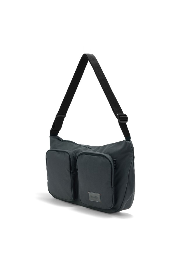 투 포켓 호보 백 - C/그레이 (P255ACR410)는 미디엄 사이즈의 나일론, 폴리에스터 혼방 소재 호보 백입니다. 시그레이, 베이지, 블랙 세 가지 색상으로 출시되었으며, 앞면 투 포켓 디자인과 가죽 디테일, 오렌지 스티치가 포인트입니다. 지퍼형 잠금 방식으로 내용물을 안전하게 보관할 수 있으며, 내부 분할 수납공간과 넓은 메인 수납공간으로 실용성을 높였습니다. 부드러운 텍스처와 반원 모양, 무지 패턴으로 미니멀, 캐주얼, 클래식 스타일을 연출하며, 일상과 여행에 모두 활용 가능한 아이템입니다.
