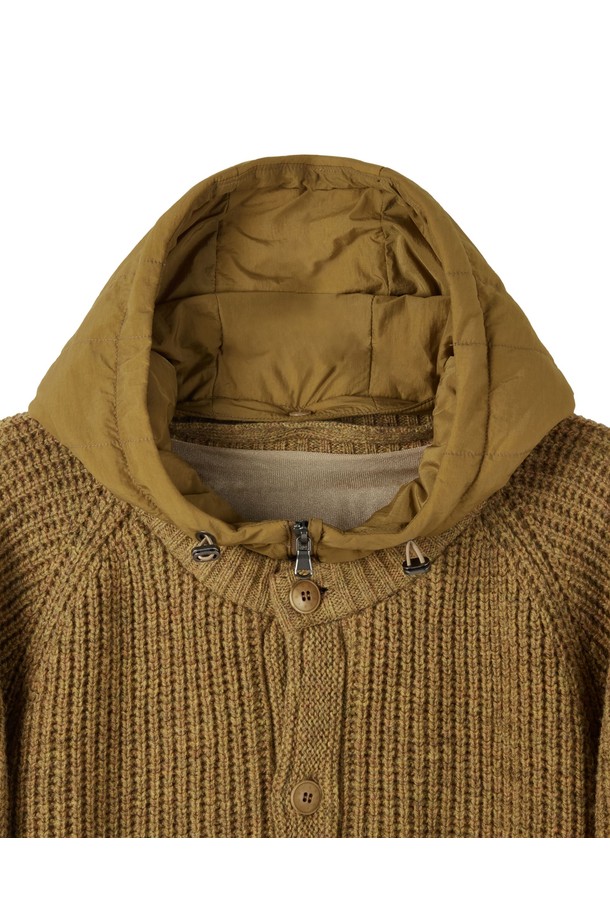 SHETLAND WOOL HOOD CARDIGAN - MUSTARD (P254UCD431)는 부드러운 촉감과 우수한 보온성을 자랑하는 후드 가디건입니다. 서틀랜드 울, 캐시미어 혼방 소재로 제작되어 겨울철 데일리룩에 따뜻함과 스타일을 더해줍니다. 탈부착 가능한 후드와 집업 스타일로 다양한 연출이 가능하며, 내구성을 높여 필링을 최소화했습니다. 베이직하고 캐주얼한 스타일로, 레귤러핏과 긴 소매 기장으로 편안하게 착용할 수 있습니다. CIGREY, KHAKI, MUSTARD 세 가지 색상으로 제공됩니다.
