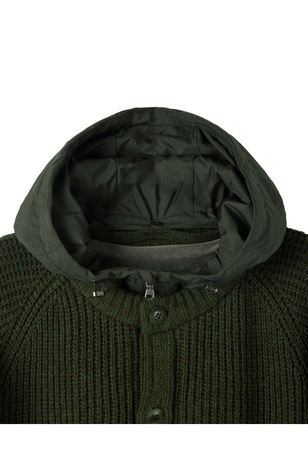 SHETLAND WOOL HOOD CARDIGAN - 카키 (P254UCD431)는 포근함과 스타일을 동시에 잡은 후드 가디건입니다. 울, 아크릴 등 혼방 소재로 제작되어 부드러운 촉감과 뛰어난 보온성을 자랑하며, 봄, 가을, 겨울까지 폭넓게 활용할 수 있습니다. 탈부착 가능한 후드와 집업 스타일로 다양한 연출이 가능하며, 레귤러핏과 오버핏 두 가지로 출시되어 취향에 맞게 선택할 수 있습니다. 특히, 경량 다운 후드 소재를 사용하여 더욱 따뜻하고 편안하며, 필링을 최소화하여 내구성을 높였습니다. 겨울철 데일리룩에 캐주얼하고 미니멀한, 혹은 클래식한 무드를 더해보세요.
