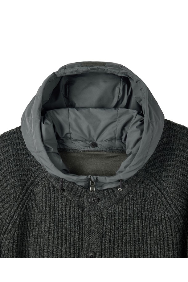 SHETLAND WOOL HOOD CARDIGAN - C/GREY (P254UCD431)은 부드러운 촉감의 울, 아크릴, 나일론, 폴리에스테르, 면, 레이온 혼방 소재로 제작된 후드 가디건입니다. 회색 컬러의 무지 패턴에 레귤러핏과 긴소매 디자인으로, 봄, 가을, 겨울 계절에 활용하기 좋습니다. 두꺼운 두께감으로 보온성이 뛰어나며, 경량 소재를 사용하여 가볍게 착용할 수 있습니다. 탈부착 가능한 후드로 다양한 스타일을 연출할 수 있으며, 필링을 최소화하고 내구성을 강화하여 오랫동안 즐겨 입을 수 있습니다. 캐주얼, 미니멀, 클래식 스타일을 즐겨 입는 분들께 겨울 데일리룩, 산책룩으로 추천합니다.
