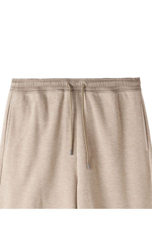 W 저지 코듀로이 트라우저 - 베이지 (P253WPT161)는 여성용 코듀로이 팬츠입니다. 봄, 가을, 겨울에 착용하기 좋은 약간 두꺼운 두께감의 긴 기장 와이드핏 바지로, 캐주얼한 스타일을 연출합니다. 베이지와 엠그레이 두 가지 색상으로 출시되었으며, 겉감은 탄탄한 촉감의 폴리에스터, 레이온, 나일론, 폴리우레탄 혼방 소재를 사용했습니다. 와이드하게 떨어지는 실루엣과 뒷판 아웃포켓, 브롬톤 시그니처 고무 와펜 포인트가 특징이며, 신축성이 있어 편안하게 착용할 수 있습니다. 데일리룩, 미니멀룩, 클래식 스타일을 선호하는 분들께 추천합니다.
