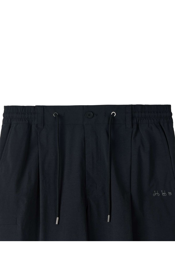 CARROT TROUSRES - BLACK (P253MPT103)는 남성용 캐주얼 바지입니다. 블랙, 그레이, 브롬튼, 런던 4가지 컬러로 출시되었으며, 봄, 여름, 가을, 겨울 사계절 모두 착용 가능합니다. 나일론, 면, 폴리우레탄, 폴리에스터 혼방 소재로 제작되어 신축성이 우수하며, 힙과 허벅지 부분의 활동성이 뛰어납니다. 싱글 플리츠 디테일과 사이드 미니 포켓, 조절 가능한 허리 스트링, 레귤러 핏, 밴딩 처리로 편안한 착용감을 제공하며 캠핑룩, 여행룩, 시티보이 스타일을 연출하기 좋습니다.
