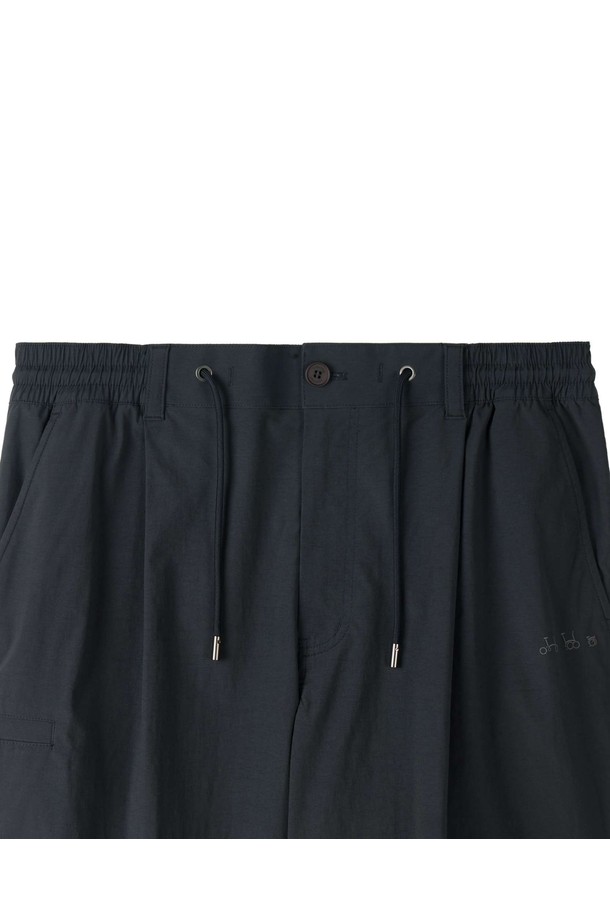 캐럿 트라우저 - C/그레이 (P253MPT103)는 캐주얼, 스포티, 미니멀 스타일을 아우르는 바지입니다. 봄, 여름, 가을, 겨울 사계절 모두 착용 가능하며, 캠핑, 사이클, 일상생활 등 다양한 용도로 활용할 수 있습니다. 나일론, 면, 폴리에스테르, 폴리우레탄 혼방 소재로 제작되어 방수 및 신축성이 뛰어나며 편안한 착용감을 제공합니다. 허리 스트링과 밴딩 처리로 편안한 착용감을 선사하며, 원턱 디테일과 힙, 허벅지 부분 활동성 강화 디자인으로 활동성을 높였습니다. 그레이 컬러에 무지 패턴으로 어떤 스타일에도 쉽게 매치할 수 있는 실용적인 아이템입니다.
