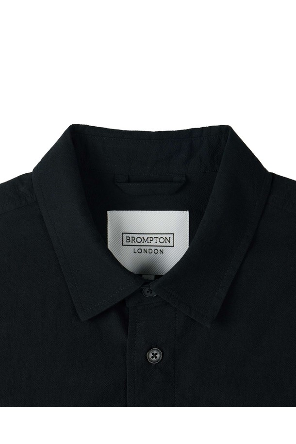 마이크로 시어서커 셋업 하프 슬리브 셔켓 - 블랙 (P252MJK484)은 봄, 여름 시즌에 어울리는 베이직 스타일의 셔켓입니다. 시원한 면 소재와 얇은 두께감으로 쾌적한 착용감을 선사하며, 세미 오버핏으로 편안하게 연출할 수 있습니다. 반소매 디자인과 시어서커 패턴이 특징이며, 데이트룩, 카페룩 등 다양한 TPO에 활용하기 좋습니다. 사이드 포켓과 베이직 칼라, 버튼 여밈 방식, 그리고 세트 상품 구성으로 실용성을 더했습니다. 캐주얼, 미니멀, 클래식 스타일을 즐겨 입는 분들께 추천합니다.
