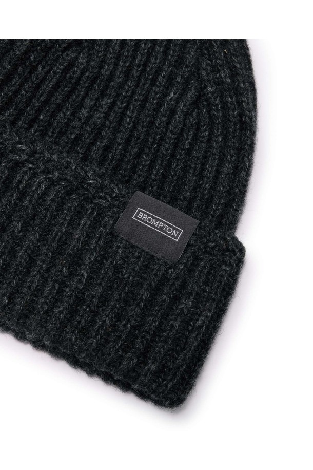 라벨 포인트 숏 비니 – 씨/그레이 (P254AHA422)는 가을, 겨울 시즌에 착용하기 좋은 모자입니다. 모 75%, 나일론 25%의 부드러운 혼방 소재로 제작되었으며, 중간 깊이의 숏비니와 미드비니의 중간 기장으로 두상에 자연스럽게 맞는 핏을 선사합니다. 무지 디자인에 라벨 장식이 더해져 미니멀하고 베이직한 스타일을 연출하며, 약간의 신축성이 있어 편안한 착용감을 제공합니다. 일상, 산책, 집콕 등 다양한 상황에서 보온성을 더해주는 아이템입니다. 씨/그레이, 카키, 오렌지 세 가지 색상으로 만나보세요.