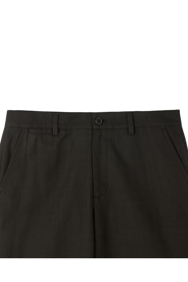 브라운 컬러의 체크 패턴이 돋보이는 체커드 트라우저스입니다. 남성용 긴바지로, 봄, 가을에 착용하기 좋습니다. 폴리에스테르 소재로 제작되어 편안한 착용감을 제공하며, 레귤러 핏으로 제작되었습니다. 클래식하고 베이직한 스타일에 오피스룩, 비즈니스 캐주얼, 출근룩 등 다양한 TPO에 활용 가능합니다. 미니멀한 스타일을 선호하는 분들께 추천합니다.
