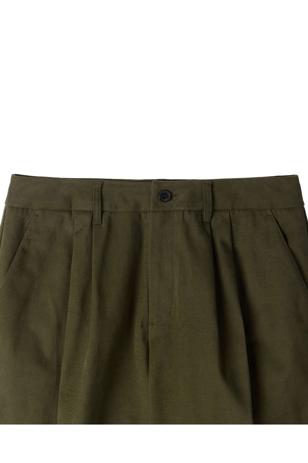 브러쉬드 투 턱 트라우저 - D/KHAKI (P254MPT435)는 가을, 겨울 시즌에 적합한 치노 팬츠입니다. 60년대 아이비리그 스타일을 모던하게 재해석하여 클래식하면서도 세련된 무드를 연출합니다. 부드러운 촉감의 면, 폴리에스테르, 폴리우레탄 혼방 소재에 브러쉬드 가공을 더해 고급스러운 외관을 자랑하며, 안감이 있어 보온성을 높였습니다. 투턱 디자인과 와이드 핏, 레귤러핏으로 편안한 착용감을 제공하며,  스트레치 소재로 활동성을 더했습니다. 데일리룩, 오피스룩, 비즈니스 캐주얼 등 다양한 TPO에 활용 가능한 활용도 높은 아이템입니다.
