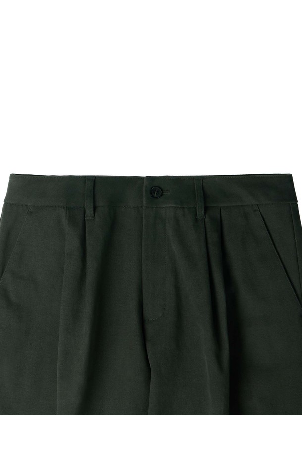 브러쉬드 투턱 트라우저 - G/카키 (P254MPT435)는 남성용 투턱 팬츠입니다. 가을, 겨울 시즌에 적합하며, 베이직하고 캐주얼한 스타일을 연출합니다. 겉감은 면, 폴리우레탄, 폴리에스터 혼방으로 제작되었으며, 부드러운 촉감과 두꺼운 두께감으로 보온성을 높였습니다. 브러쉬드 가공과 신축성 있는 소재로 편안한 착용감을 선사하며, 레귤러핏과 와이드핏의 매력을 동시에 느낄 수 있습니다. 데일리룩, 출근룩 등 다양한 상황에 맞춰 캐주얼, 클래식, 미니멀 스타일을 연출해보세요.
