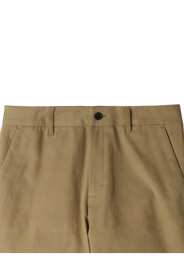 브러쉬드 베이직 트라우저 - D/베이지 (P254MPT436)는 가을과 겨울에 어울리는 캐주얼 및 밀리터리 스타일의 치노 팬츠입니다. 베이지 및 카키 컬러로 출시되었으며, 넉넉한 레귤러핏과 와이드 핏으로 편안한 착용감을 선사합니다. 면, 폴리에스테르, 폴리우레탄 혼방의 부드러운 브러쉬드 가공 소재로 제작되어 부드러운 촉감과 우수한 보온성을 자랑하며, 안감이 있어 더욱 따뜻하게 착용 가능합니다. 신축성이 있어 활동성이 좋고, 일상 및 캐주얼 스타일, 가을 나들이룩, 겨울 데일리룩에 활용하기 좋습니다.
