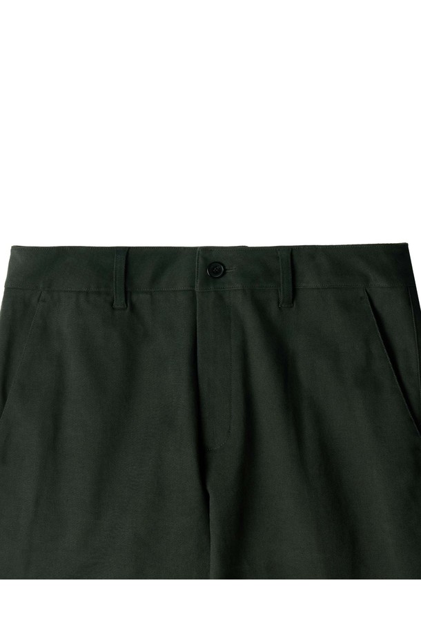 브러쉬드 베이직 트라우저 - G/KHAKI (P254MPT436)는 가을, 겨울 시즌을 위한 데일리룩 필수 아이템입니다. 베이지와 카키 두 가지 컬러로 출시되었으며, 부드러운 터치감의 브러쉬드 가공이 특징입니다. 면, 폴리에스테르, 폴리우레탄 혼방 소재로 제작되어 신축성이 뛰어나 편안한 착용감을 선사합니다. 레귤러핏과 와이드 핏으로 캐주얼, 미니멀, 클래식 등 다양한 스타일을 연출할 수 있으며, 보온성을 높여 겨울철에도 따뜻하게 입을 수 있습니다. 무지 디자인에 중간 두께감으로 어떤 상의와도 잘 어울립니다.
