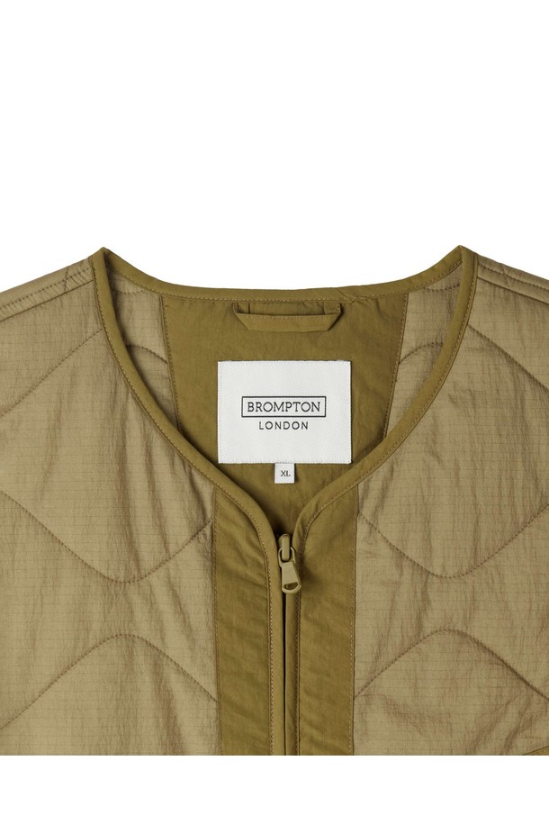 BRITISH CAMPER QUILTED JACKET - 베이지 (P254UPD430)는 캐주얼 스타일의 퀼팅 자켓입니다. 봄, 가을, 겨울 계절에 활용 가능하며, 일상 및 데이트룩, 가을 나들이룩에 적합합니다. 레귤러핏으로 제작되었으며, 립스탑 원단과 입체적인 질감, 부분 배색 원단이 특징입니다. 지퍼형 여밈 방식과 라운드넥 코트 타입으로, 가슴 지퍼 디테일과 뒷넥 지퍼, 사이드 고정 고리가 디자인되었습니다. 나일론, 면, 폴리에스터 혼방 소재로 제작되어 이너 레이어링이 용이합니다.
