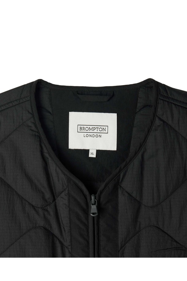 BRITISH CAMPER 퀼티드 재킷 - 블랙(P254UPD430)은 캐주얼한 무드의 남녀공용 퀼팅 재킷입니다. 봄, 가을, 겨울 세 계절 모두 활용 가능하며, 가벼운 착용감과 립스탑 원단으로 제작되어 편안함을 선사합니다. 라운드넥 디자인에 지퍼 여밈 방식으로 간편하게 착용할 수 있으며, 레귤러핏으로 제작되어 활동성을 높였습니다. 블랙 컬러에 무지 디자인으로 다양한 스타일의 이너와 레이어링하여 겨울 데일리룩, 산책룩 등 폭넓게 활용하기 좋습니다. 가슴 지퍼 디테일과 부분 배색, 뒷넥 지퍼, 사이드 고정 고리 등의 디테일이 돋보입니다.
