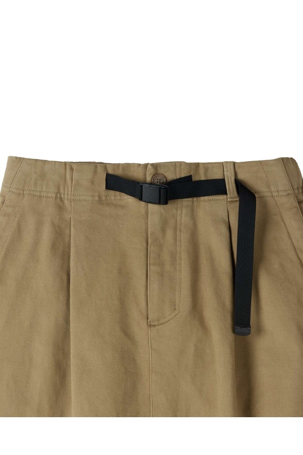 W 브리티시 캠퍼 스커트 - D/베이지 (P254WSK436)는 겨울 시즌, 여성 고객을 위해 디자인된 미디 기장의 A라인 스커트입니다. 고밀도 코튼 스판 원단에 브러쉬드 가공을 더해 부드러운 촉감과 보온성을 강화했으며, 안감이 있어 편안하게 착용할 수 있습니다. 베이지 및 카키 컬러로 출시되어 다양한 겨울 데일리룩, 오피스룩, 모임룩에 클래식하고 미니멀한 스타일을 연출하기 좋습니다. 원턱 디테일이 돋보이는 릴랙스 핏의 무지 스커트로, 데일리하게 활용하기 좋은 아이템입니다.
