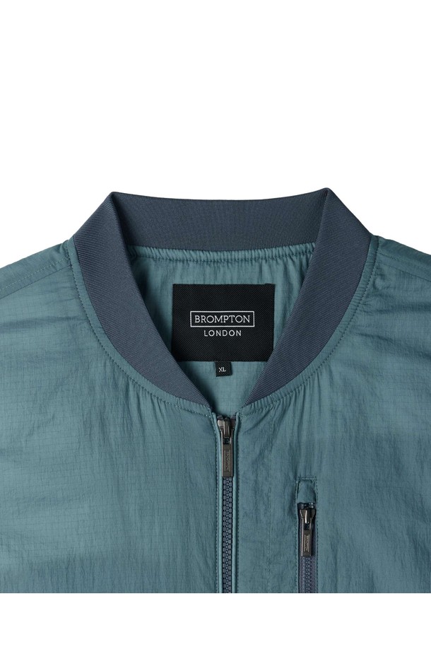 라이트웨이트 패디드 베스트 - L/블루 (P254MPV130)는 가볍고 따뜻한 착용감을 제공하는 패딩 베스트입니다. 목을 감싸는 넥 라인 립 디테일과 지퍼 및 넥 RIB 배색 컬러 포인트가 스포티한 무드를 더합니다. 전면부 사선 포켓으로 실용성을 높였으며, 가볍고 따뜻한 경량 패딩 충전재로 제작되어 겨울 및 간절기에 활용하기 좋습니다. 세미 오버핏으로 편안하게 착용 가능하며, 일상, 아웃도어, 여행 등 다양한 TPO에 맞춰 스포티, 캐주얼, 미니멀 스타일을 연출할 수 있습니다. 라이트블루와 오렌지 두 가지 컬러로 출시되었습니다.
