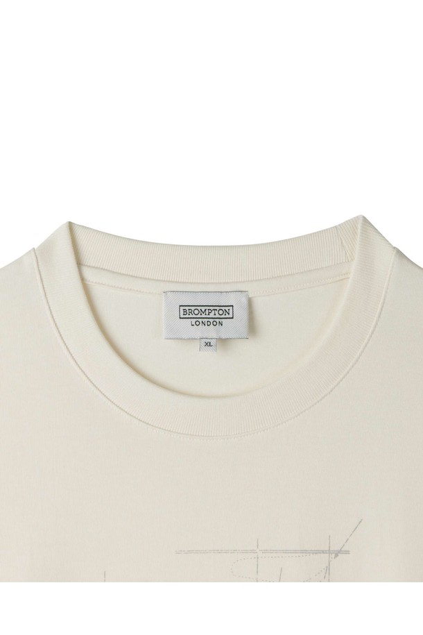 1975 HALF SLEEVE T-SHIRT - 아이보리 (P253UTS501)는 부드러운 면 소재로 제작된 반팔 티셔츠입니다. 라운드넥 디자인에 세미오버핏으로 편안한 착용감을 제공하며, 봄, 여름, 가을, 겨울 사계절 내내 활용 가능합니다. 베이직한 스타일로 어떤 룩에도 잘 어울리며, 1975 프린트와 자전거 프린트 디테일이 돋보입니다. 데일리웨어로 손색없으며, 50주년 포인트 라벨이 특징입니다. 동네 마실룩, 캐주얼, 미니멀, 클래식 스타일을 즐기는 분들께 추천합니다.
