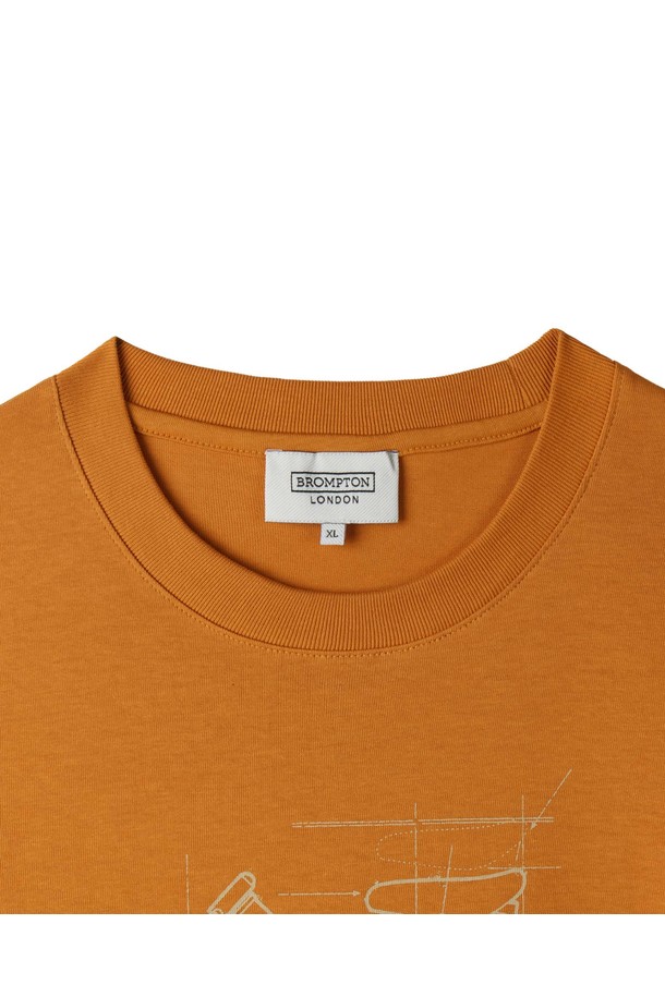 1975 HALF SLEEVE T-SHIRT - 오렌지 (P253UTS501)는 면 소재의 부드러운 촉감이 돋보이는 반팔 티셔츠입니다. 넉넉한 세미 오버핏으로 편안한 착용감을 선사하며, 라운드넥 디자인으로 제작되었습니다. 봄, 여름, 가을 계절에 데일리웨어로 활용하기 좋으며, 캐주얼, 미니멀, 스트리트 스타일을 연출할 수 있습니다. 1975 프린트와 자전거 프린트가 포인트이며, 50주년 기념 라벨이 부착되어 특별함을 더합니다. 동네 마실룩이나 산책룩으로 활용하기 좋은 아이템입니다.
