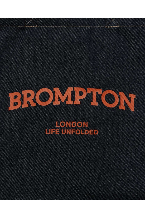 1975 에코백 - 인디고 (P255ATO501)는 캐주얼 및 미니멀 스타일을 선호하는 남성을 위한 가방입니다. 면과 폴리에스터 혼방의 튼튼한 소재로 제작되었으며, 가볍고 편안한 착용감을 제공합니다. 인디고 컬러에 로고 패턴이 돋보이며, 사각 모양의 미디엄 사이즈로 일상 및 캐주얼 용도로 활용하기 좋습니다. 오픈형 잠금 방식과 '프린트' 및 '라벨' 디자인 장식이 특징이며, 50주년 기념 제품으로 소장 가치를 더합니다. 봄, 여름, 가을, 겨울 사계절 모두 사용 가능합니다.
