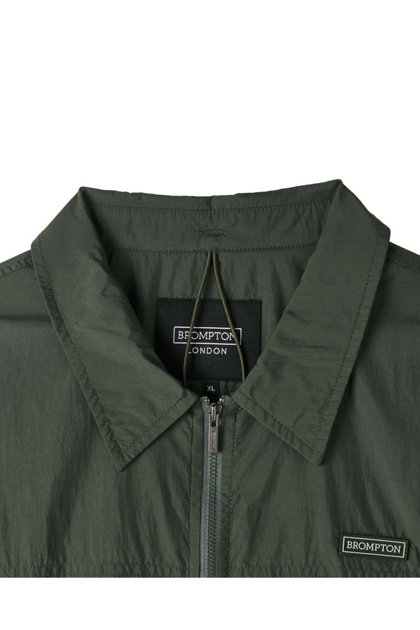 COACH JACKET - KHAKI (P253MJK101)는 가볍고 활동적인 스타일을 위한 코치 재킷입니다. 봄, 여름, 가을 계절에 활용하기 좋으며, 일상, 여행룩, 산책룩 등 다양한 TPO에 어울립니다. 카키 및 라이트블루 컬러를 제공하며, 나일론과 폴리에스테르 혼방 소재로 제작되어 얇고 가볍습니다. 레귤러핏, 세미오버핏, 오버핏 등 다양한 핏으로 연출 가능하며, 집업 방식으로 간편하게 착용할 수 있습니다. 방수 기능, 사이드 포켓, 실리콘 와펜, 리플렉티브 디테일, 패커블 기능으로 실용성을 더했습니다.
