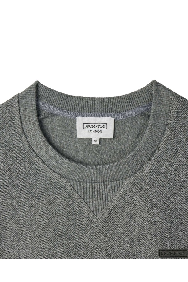 헤링본 조직감으로 고급스러운 무드를 연출하는 HERINBONE SWEATSHIRT - M/GREY (헤링본 스웨트셔츠 - M/그레이)입니다. 면과 폴리우레탄 혼방 소재로 제작되어 편안한 착용감을 선사하며, 레귤러 핏과 라운드넥 디자인으로 심플하면서도 세련된 스타일을 완성합니다. 봄, 여름, 가을, 겨울 사계절 모두 활용 가능하며, 미니멀, 클래식, 캐주얼 스타일을 즐기는 분들께 추천합니다. 특히, 가죽 디테일이 포인트로 더해져 카페룩과 같은 TPO에 잘 어울립니다. M/GREY, BLACK, ORANGE 세 가지 색상으로 만나보세요.
