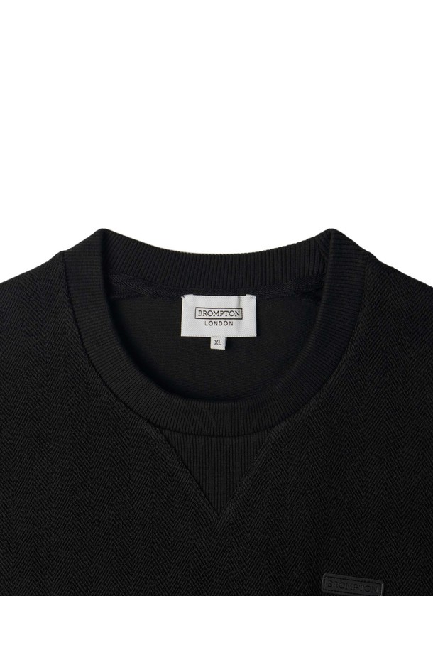 헤링본 스웨트셔츠 - 블랙 (P254USW480)는 면과 폴리우레탄 혼방 소재로 제작되어 부드러운 착용감과 내구성을 자랑합니다. 블랙, MGREY, ORANGE 세 가지 컬러로 출시되었으며, 세미 오버핏으로 편안하면서도 세련된 핏을 연출합니다. 헤링본 패턴과 가죽 디테일 포인트가 특징이며, 일상, 데이트룩, 카페룩 등 다양한 TPO에 활용 가능합니다. 크루넥 디자인에 긴 소매 기장으로, 봄, 여름, 가을, 겨울 사계절 모두 착용할 수 있는 실용적인 아이템입니다. 클래식, 미니멀, 캐주얼 등 어떤 스타일에도 잘 어울리는 프리미엄 스웨트셔츠입니다.
