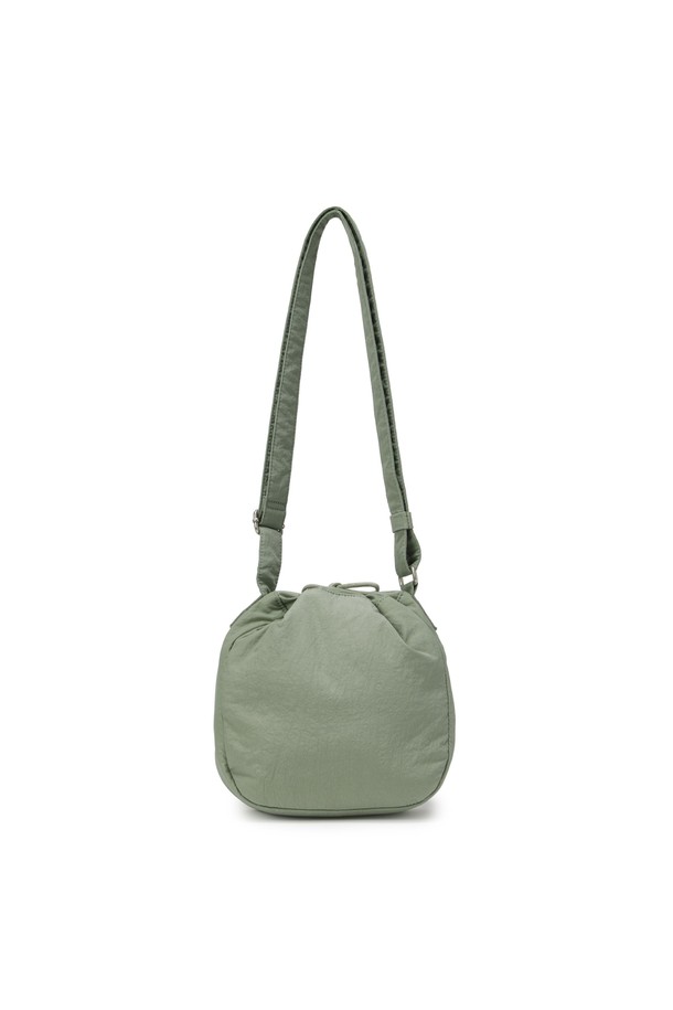 민트 컬러의 QUILTED DROW STRING BAG (퀼티드 드로우 스트링 백)입니다. 가볍고 부드러운 나일론 트윌 소재와 폴리에스테르를 사용하여 제작되었으며, 얇은 두께감으로 편안한 착용감을 선사합니다. 스퀘어 퀄팅 패턴과 앞면 포켓의 메탈 로고 스터드 장식이 돋보이며, 캐주얼하면서도 귀여운 실루엣을 연출합니다. 조임용 끈으로 간편하게 여닫을 수 있으며, 일상 및 여행 시 동네 마실룩, 여행룩에 매치하여 미니멀하고 시티보이 스타일을 완성할 수 있습니다. 상단 포켓의 스퀘어 커팅 디테일이 디자인적인 매력을 더합니다.
