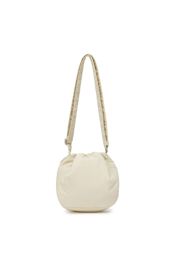 크림 컬러의 퀄팅 드로우 스트링 백입니다. 가볍고 얇은 나일론, 폴리에스테르 혼방 소재로 제작되었으며, 미디엄 사이즈의 사각 쉐입입니다. 캐주얼, 미니멀, 시티보이 스타일을 연출하기 좋으며, 동네 마실룩이나 여행룩에 매치하기 좋습니다. 퀄팅과 스터드/찡 장식, 로고 디테일이 돋보이며, 조임용 끈으로 간편하게 여닫을 수 있습니다. 일상에서 가볍게 사용할 수 있는 실용적인 가방입니다.
