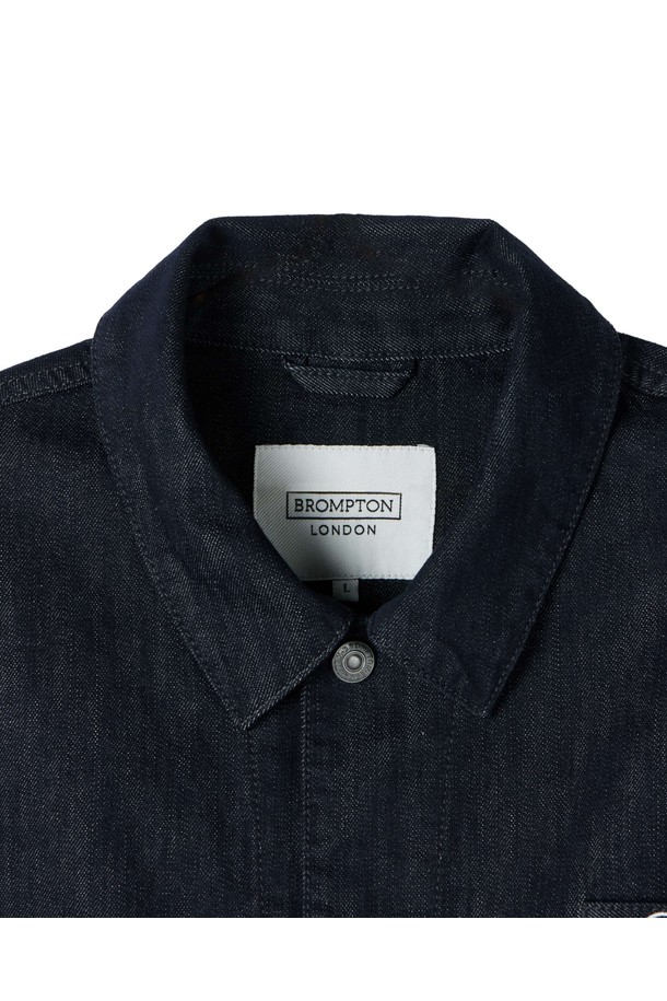 BMW MINI X 브롬톤 데님 점프수트 - 인디고 (P253MJS510)는 캐주얼과 스트리트 스타일을 모두 아우르는 남녀공용 데님 점프수트입니다. 봄, 가을에 적합하며, 인디고 컬러의 무지 디자인으로 어떤 스타일에도 쉽게 매치할 수 있습니다. 데님 소재 특유의 견고함과 편안함을 제공하여 일상에서 활동적인 스타일을 연출하기 좋습니다. 심플하면서도 개성 있는 스타일을 원하는 분들께 추천하는 아이템입니다.
