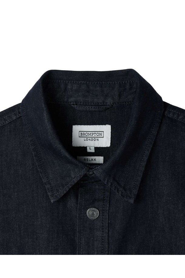 BMW MINI X BROMPTON(브롬톤) 데님 셔츠 - 인디고(P253MSH510)는 캐주얼하고 미니멀한 스타일을 추구하는 남성 고객을 위한 제품입니다. 색 바램 방지 데님 원단을 사용하여 제작되었으며, 봄, 여름, 가을, 겨울 사계절 내내 착용 가능합니다. 차이나 칼라와 릴랙스 핏으로 편안한 착용감을 제공하며, 워크웨어 디자인에 MINI 엠블럼 디테일과 Brompton(브롬톤) 포인트 라벨을 더했습니다. 특수 포켓 디자인과 연필 홀더를 포함하여 실용성을 높였으며, 동네 마실룩이나 출근룩에 모두 잘 어울립니다.
