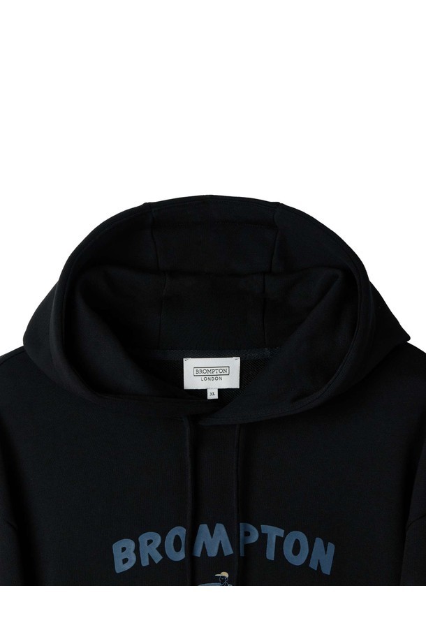 BMW MINI X 브롬톤 후디 - 블랙 (P253UHD510)는 BMW MINI와 브롬톤의 콜라보레이션을 통해 탄생한 공용 후드티입니다. 일상생활에서 편안하게 착용할 수 있으며, 캐주얼 및 스포티한 스타일을 연출하기에 좋습니다. 봄, 여름, 가을, 겨울 사계절 모두 활용 가능하며, 레귤러 핏에 중간 두께감으로 제작되었습니다. 블랙과 레드의 다채로운 컬러 옵션과 함께 BMW MINI와 브롬톤의 로고, 그래픽 프린트가 돋보이는 디자인입니다. 가볍고 부드러운 면과 폴리에스테르 혼방 소재로 제작되어 편안한 착용감을 선사합니다.
