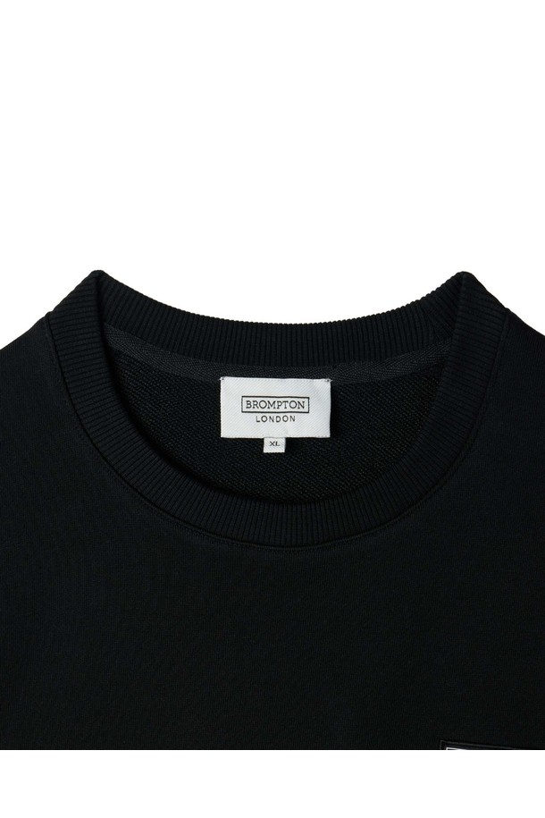 BMW MINI X BROMPTON 스웨트셔츠 - 블랙 (P253USW510)는 BMW MINI와 브롬톤의 콜라보레이션으로 탄생한 스웨트셔츠입니다. 면과 폴리에스테르 혼방 소재로 제작되어 부드러운 촉감과 가벼운 착용감을 제공합니다. 레귤러 핏, 라운드넥 디자인으로 편안한 착용이 가능하며, 일상 및 캐주얼 스타일 모두에 잘 어울립니다. 블랙, 레이싱 그린, 베이지 세 가지 컬러 옵션으로 출시되었으며, 봄/가을/겨울 계절에 활용하기 좋습니다. 클래식, 캐주얼, 미니멀 스타일을 즐기는 분들께 추천하는 겨울 데일리룩 아이템입니다.
