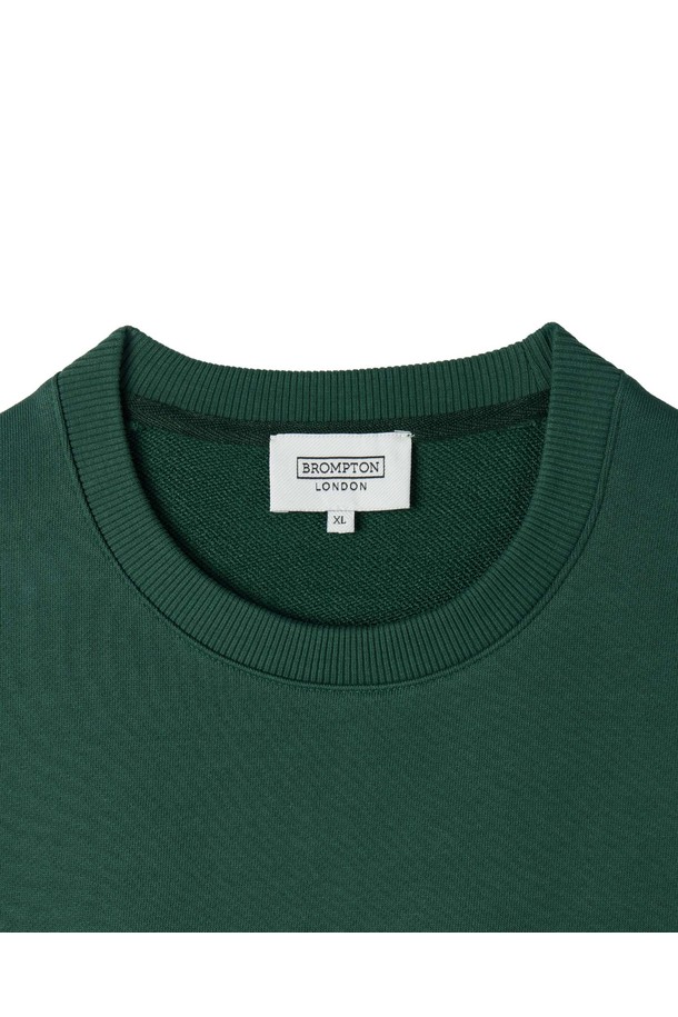 BMW MINI X BROMPTON 스웻셔츠 - 레이싱 그린 (P253USW510)은 BMW MINI와 BROMPTON의 콜라보레이션으로 탄생한 맨투맨입니다. 레이싱 그린, 베이지, 블랙 세 가지 색상으로 출시되었으며, 면, 폴리에스터, 폴리우레탄 혼방 소재로 제작되어 부드러운 촉감과 가볍고 편안한 착용감을 선사합니다. 전면에는 콜라보 와펜 디테일이 돋보이며, 라운드넥에 레귤러 핏으로 제작되어 데일리룩과 캐주얼룩에 활용하기 좋습니다. 봄, 여름, 가을, 겨울 사계절 모두 착용 가능한 시즌리스 아이템으로, 동네 마실룩이나 카페룩 등 다양한 TPO에 맞춰 스타일리시하게 연출할 수 있습니다.
