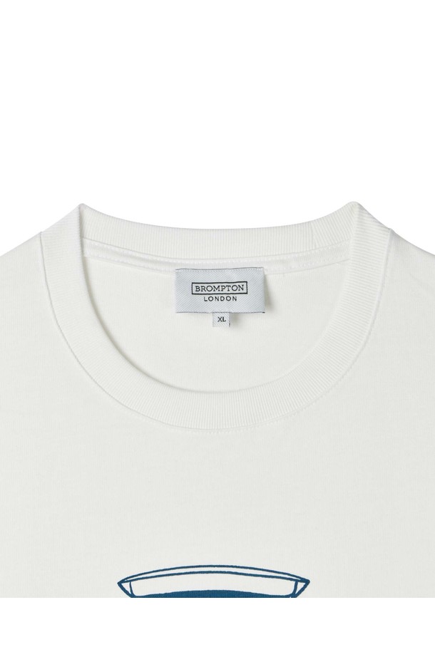 BMW MINI (비엠더블유 미니)와 브롬톤의 콜라보레이션 티셔츠입니다. 10수 코튼 100% 소재로 제작되어 부드러운 촉감을 선사하며, 사계절 내내 편안하게 착용할 수 있습니다. 릴랙스 핏의 라운드넥 디자인으로 캐주얼하고 미니멀한 스타일을 연출합니다. 화이트 컬러 바탕에 프린트, 로고, 캐릭터 무늬가 돋보이며, 동네 마실룩이나 여행룩에 적합합니다. 신축성은 없으며, 반소매 기장입니다.
